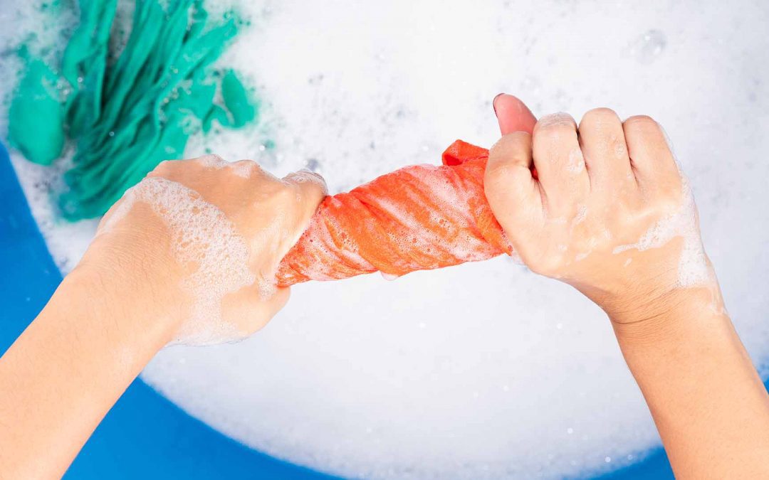 ¿Cómo puedes ahorrar agua durante la limpieza?